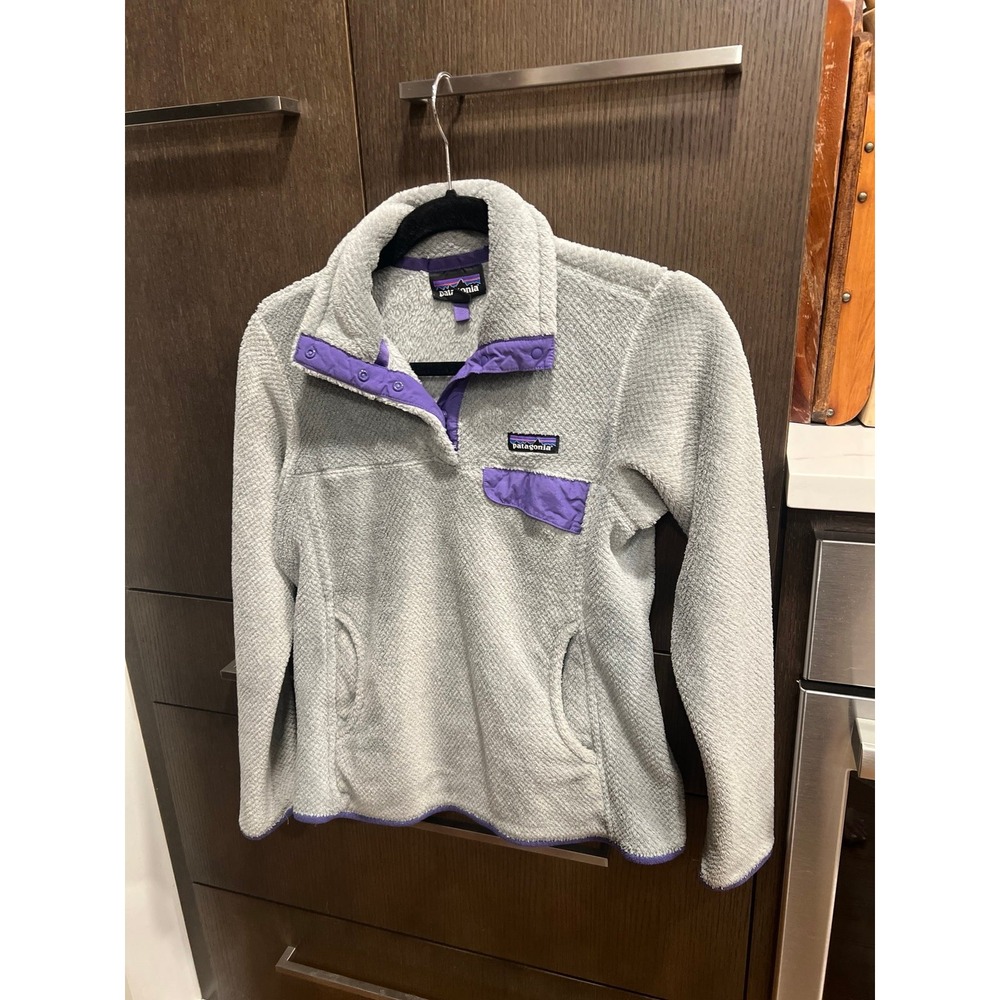 Patagonia Women's Re-Tool Snap-T Pullover in‎ a light gray purple women's small